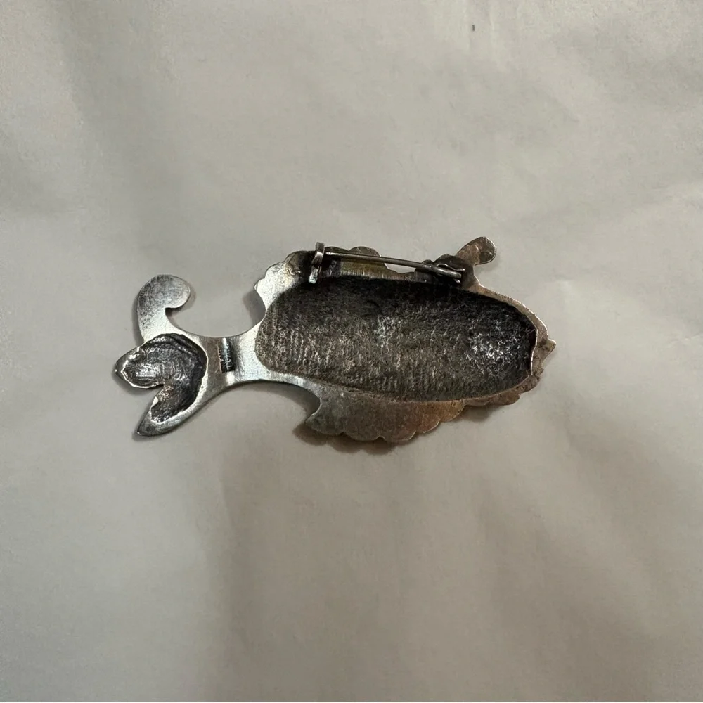 VGT Silver Fish-shaped Pendant Brooch Accessory Coral Eyes